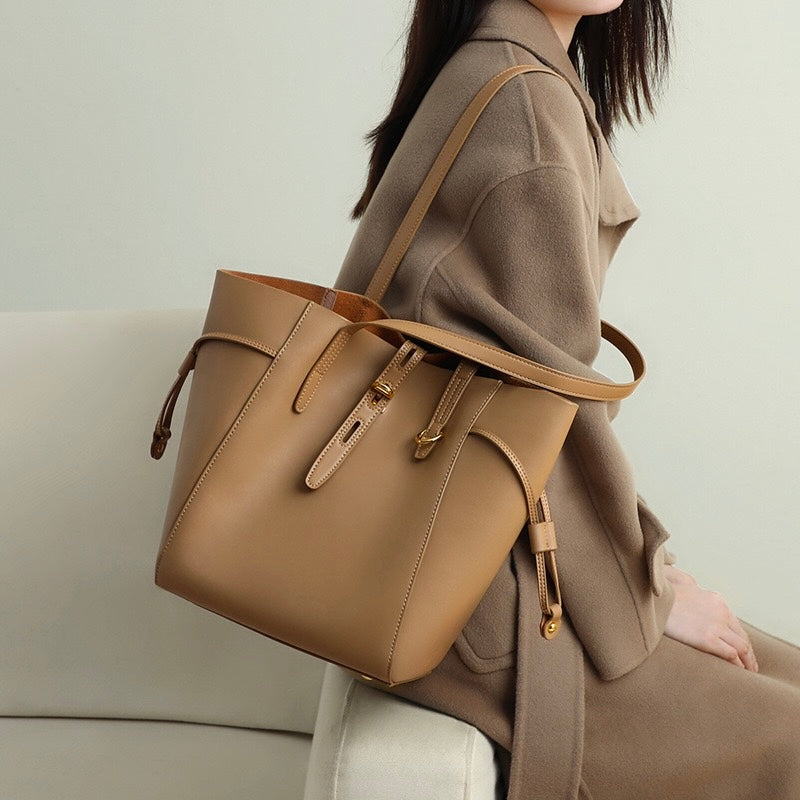 Lysiana | Vintage Lock Leather Tote
