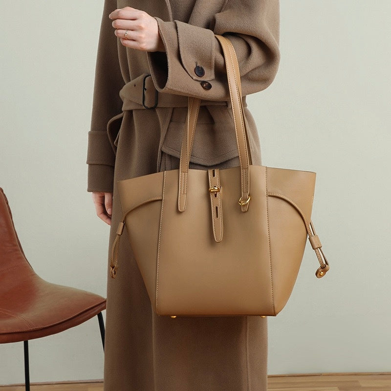Lysiana | Vintage Lock Leather Tote