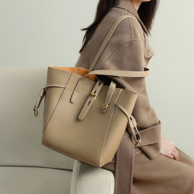 Lysiana | Vintage Lock Leather Tote