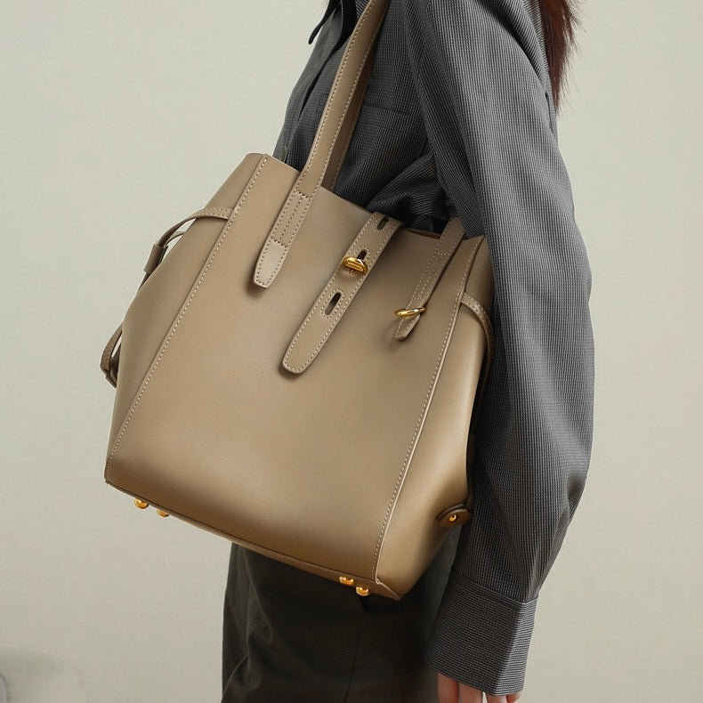 Lysiana | Vintage Lock Leather Tote