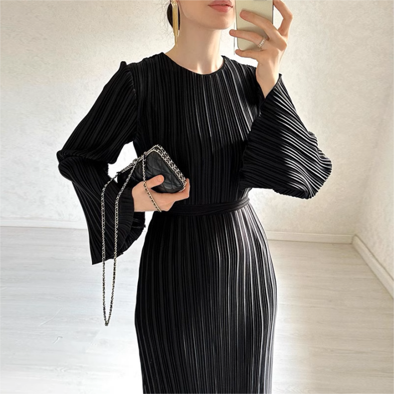 New elegant dress with flared sleeves – timeless & flattering