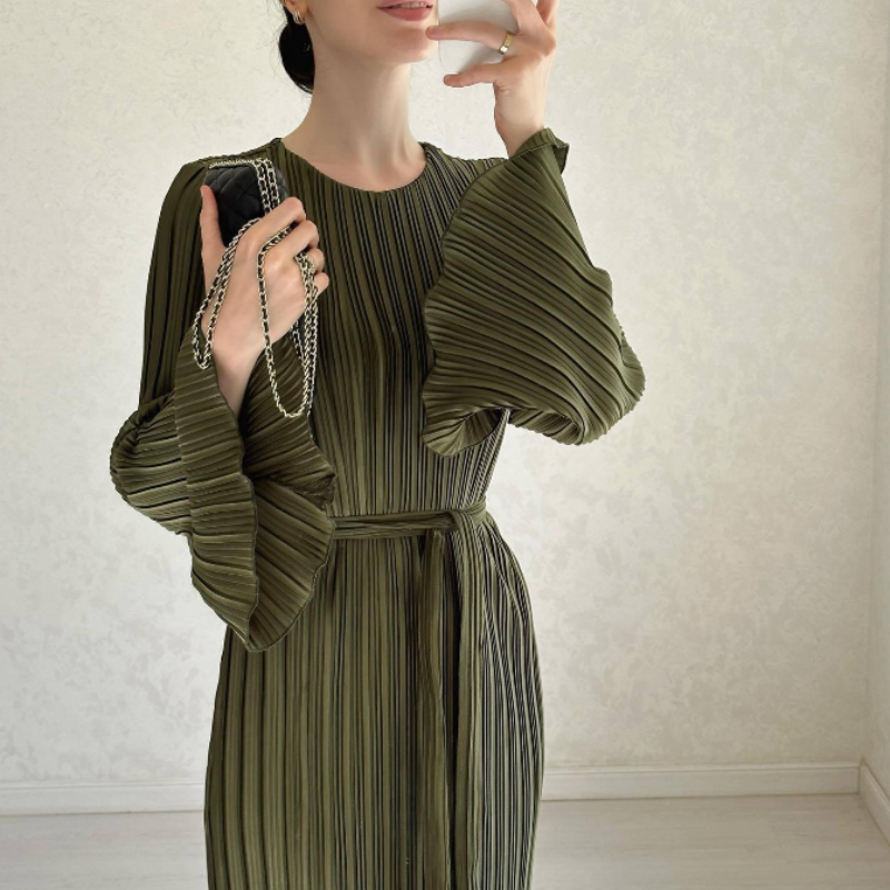 New elegant dress with flared sleeves – timeless & flattering