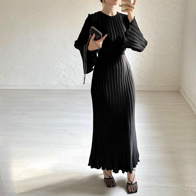 New elegant dress with flared sleeves – timeless & flattering