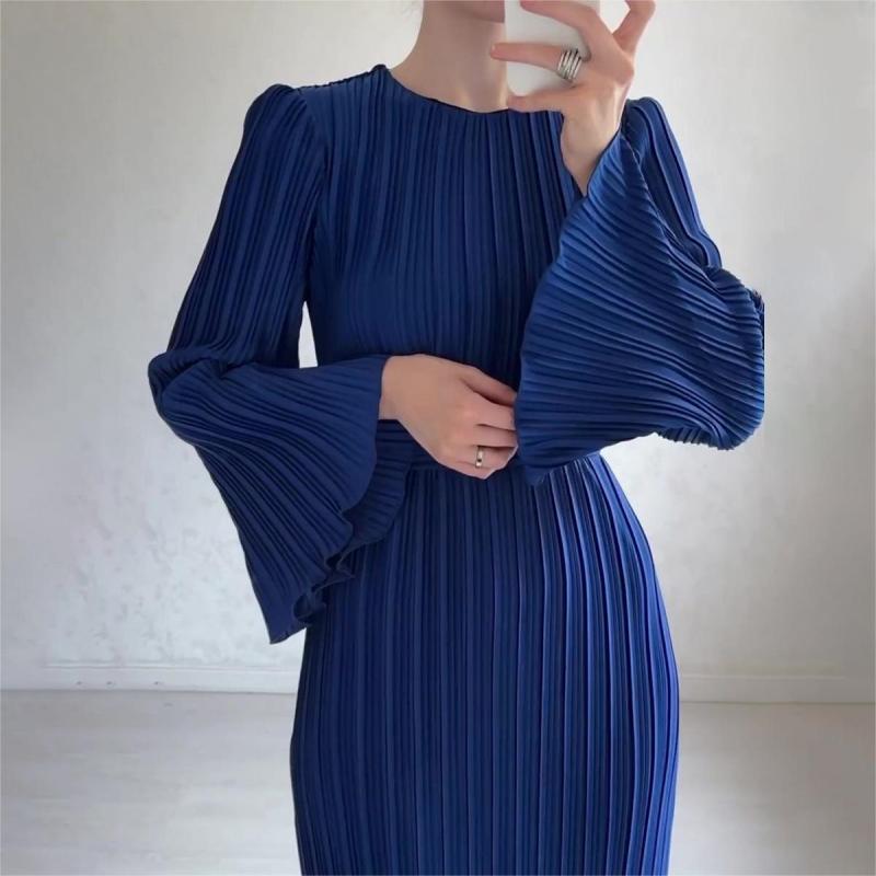 New elegant dress with flared sleeves – timeless & flattering