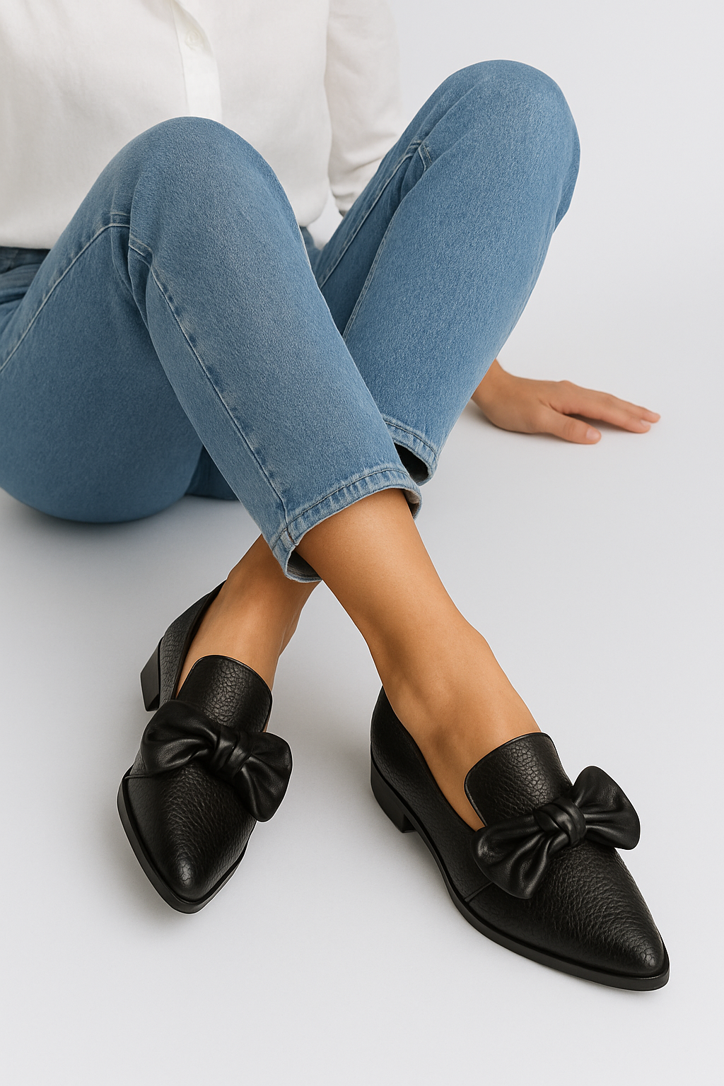 Claudia | Elegant Loafers with Feminine Bow Finish
