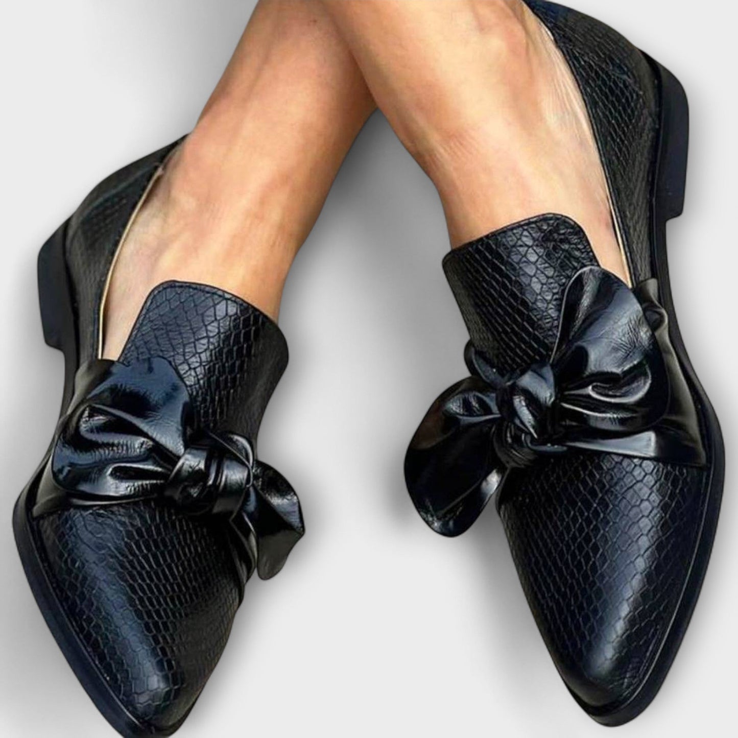 Claudia | Elegant Loafers with Feminine Bow Finish